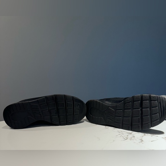 NIKE Running Shoes. Black, Size 5 - Picture 8 of 15